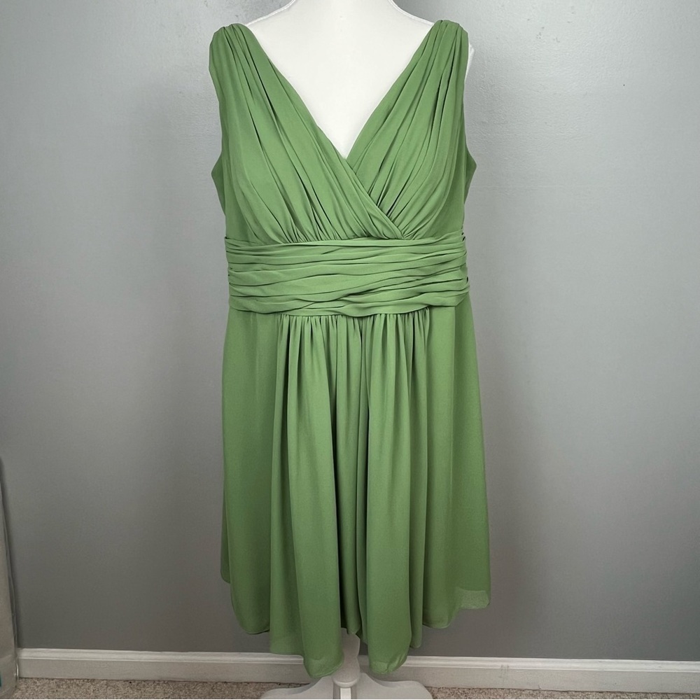 Bill Levkoff green bridesmaid ruched chiffon overlay sleeveless dress, size 22.